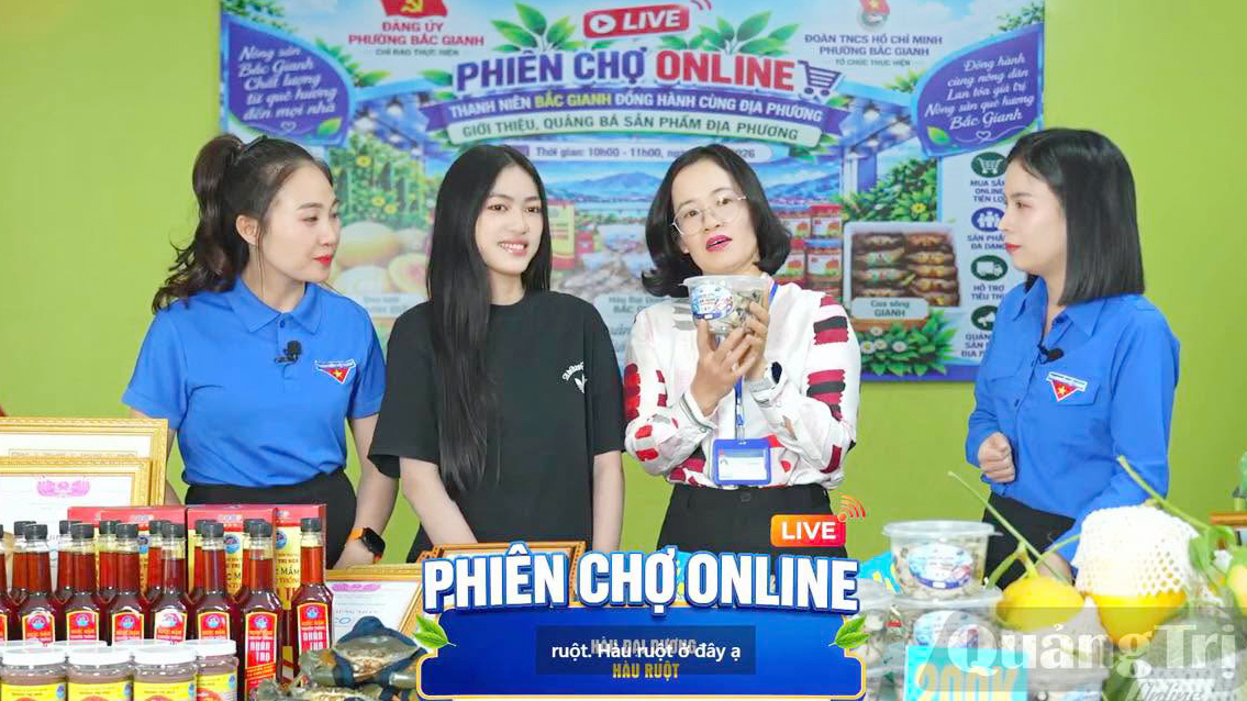 Bí thư phường livestream bán tôm, cua, hàu giúp dân