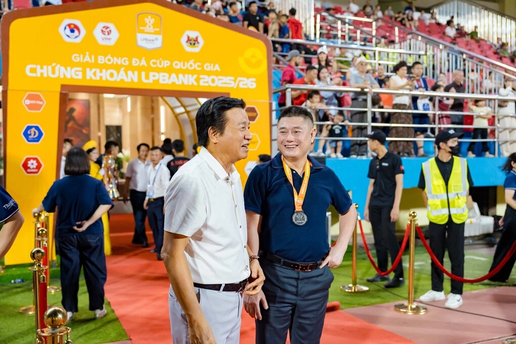 Ông Nguyễn Đức Thụy (áo đen) theo dõi trận Ninh Bình gặp CA TP HCM ở chung kết Cup Quốc gia 2025-2026, trên sân Ninh Bình ngày 14/6/2026. Ảnh: Tiến Cao