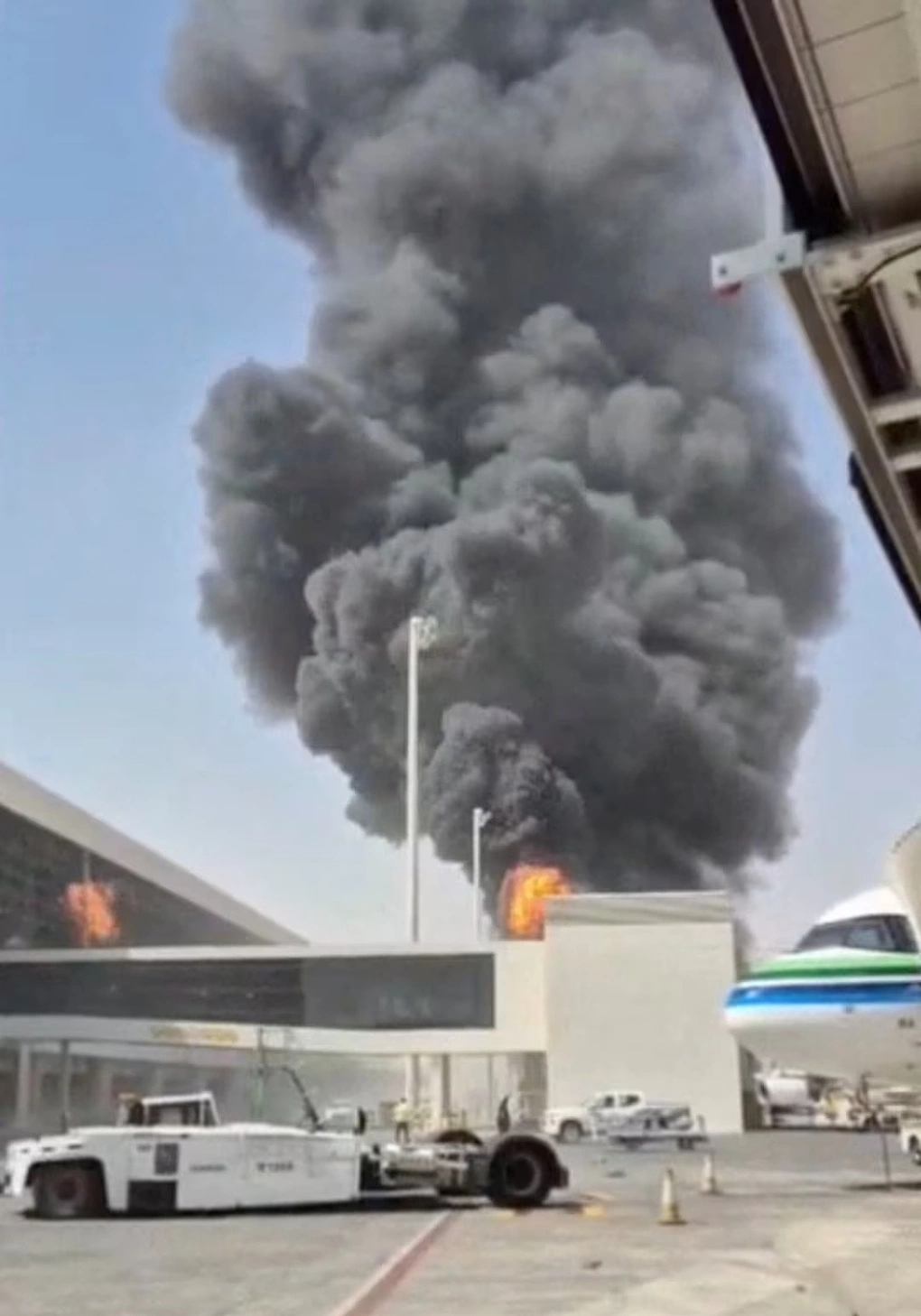Hỏa hoạn tại sân bay quốc tế King Khalid ở Riyadh, Arab Saudi hôm 8/10 sau đòn tấn công của Houthi. Ảnh: Reuters'