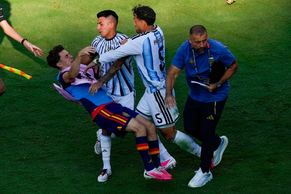 Leandro Paredes xô ngã Gavi sau trận Argentina thua Tây Ban Nha 0-1 ở chung kết World Cup 2026 trên sân MetLife ở East Rutherford, bang New Jersey, gần New York, Mỹ, ngày 19/7/2026. Ảnh: AP