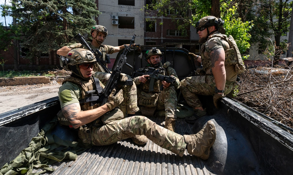 Các binh sĩ Ukraine di chuyển về vị trí ở thành phố Druzhkovka tại tỉnh Donetsk hồi tháng 7. Ảnh: AFP