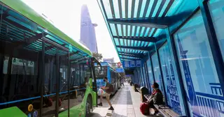 Giúp bạn đến tận trạm xe buýt nghe con, đừng bỏ bạn giữa đường