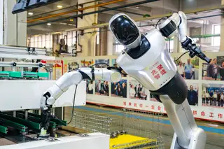 15 robot Leju Kuavo được đưa vào làm việc tại nhà máy sản xuất linh kiện ô tô (Ảnh: Chinadaily)