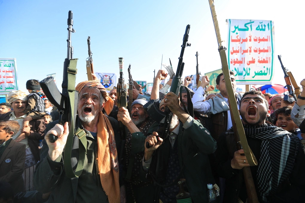 Những người ủng hộ Houthi tham gia một cuộc biểu tình tại thủ đô Sanaa, Yemen, ngày 9/10 nhằm phản đối Arab Saudi can thiệp quân sự vào nước này. Ảnh: AFP
