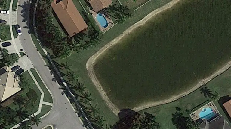 Chiếc xe sedan màu trắng chìm dưới nước được phát hiện bởi Google Earth