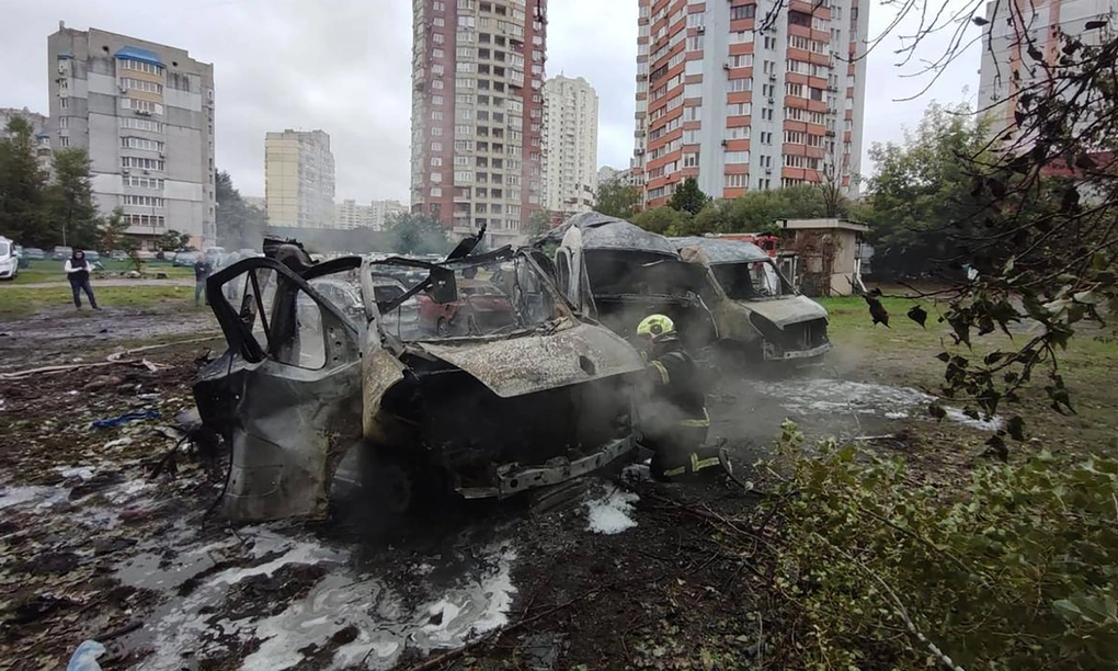 Xe bị cháy rụi tại Kiev sau cuộc tập kích của Nga hôm 24/9. Ảnh: AFP