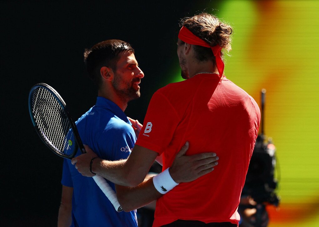 Djokovic (trái) chúc mừng Zverev sau khi xin bỏ cuộc vì chấn thương ở bán kết Australia Mở rộng tại Melbourne Park, Melbourne, ngày 24/1/2025. Ảnh: Reuters