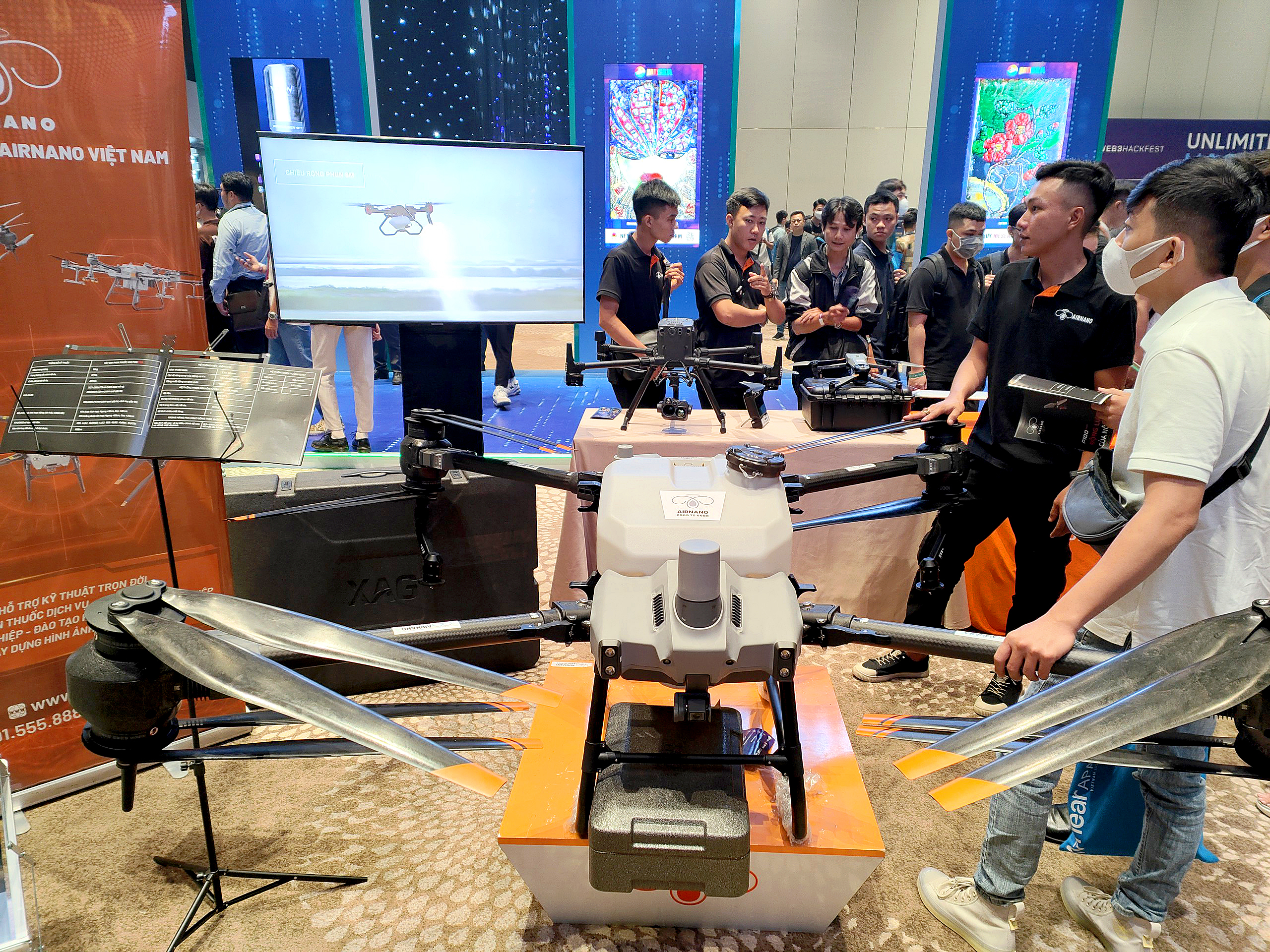 Thiết bị bay không người lái (UAV/drone) kết hợp cùng hạ tầng 5G và internet vệ tinh đang mở ra cơ hội kinh tế hàng tỉ USD - Ảnh: ĐỨC THIỆN