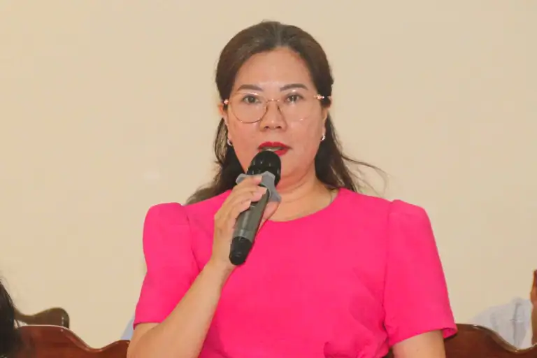 Bà Châu Đình Mai Phương, Hiệu trưởng Tiểu học Nha Trang, nêu ý kiến tại buổi làm việc. Ảnh: Xuân Nghi