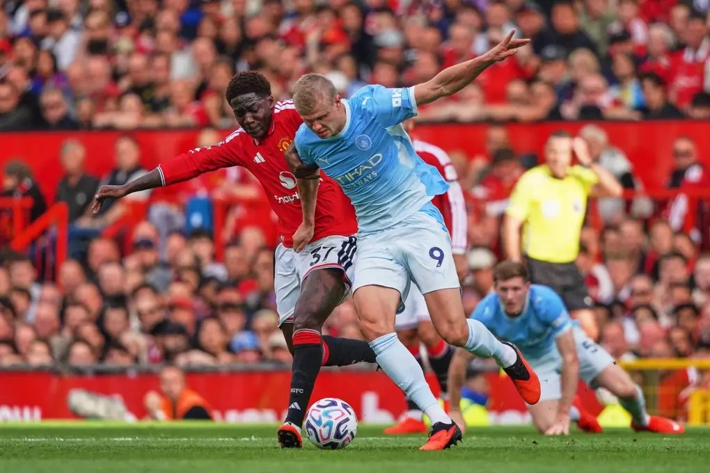 Man City (áo xanh) thắng Man Utd 1-0 ở vòng bốn Ngoại hạng Anh 2026-2027, tại sân Old Trafford, Manchester, Anh ngày 13/9/2026. Ảnh: AP