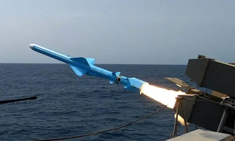 Tên lửa được khai hỏa từ tàu Iran trong cuộc diễn tập hồi tháng 8/2025. Ảnh: Reuters