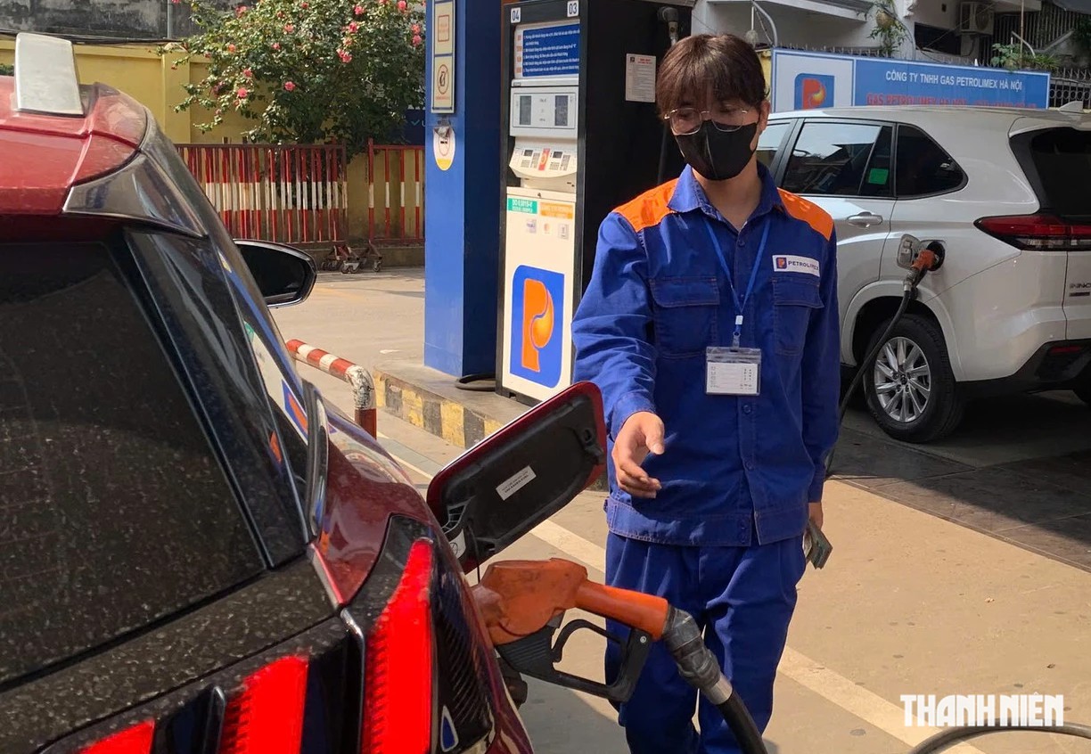 Giá xăng dầu tại các cây xăng của Petrolimex, PVOIL đang thấp hơn giá trần từ 300 - 350 đồng/lít/kg