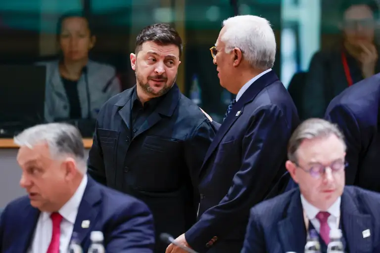 Tổng thống Ukraine Volodymyr Zelensky (đứng bên trái), Chủ tịch Hội đồng châu Âu Antonio Costa tại hội nghị thượng đỉnh ở Brussels, Bỉ ngày 18/12/2025. Ảnh: AP