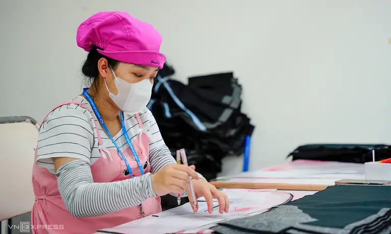 Công nhân trong chuyền sản xuất của doanh nghiệp chuyên hàng may mặc tại Đà Nẵng. Ảnh: Nguyễn Đông