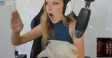 Đang phát sóng, nữ streamer hoảng hốt tắt máy vì sự cố