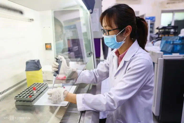 Xét nghiệm tại Viện Pasteur TP HCM. Ảnh: Quỳnh Trần