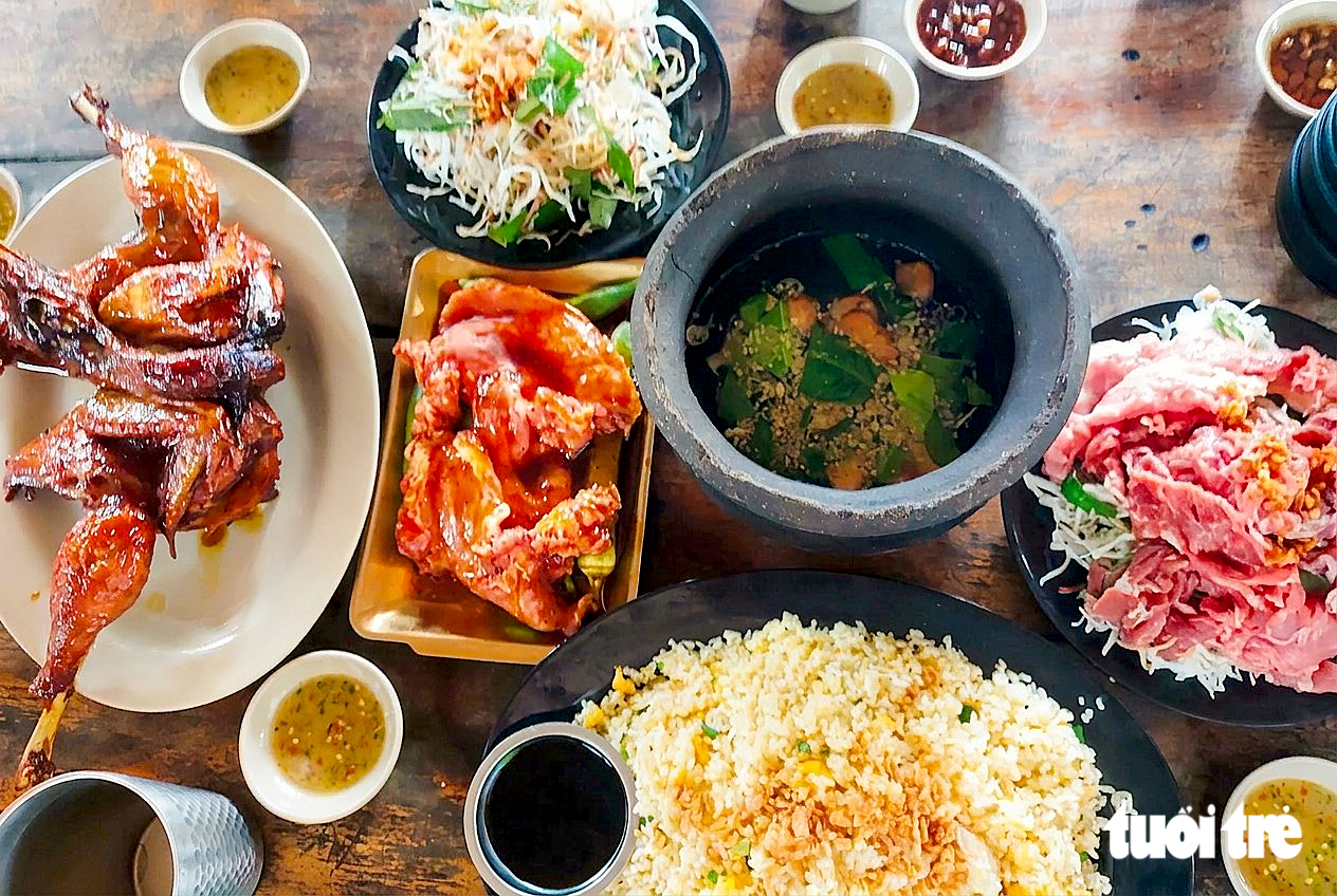 Món bò nhúng lá chúc thơm ngon (ở xã Tri Tôn, tỉnh An Giang) gây thương nhớ cho du khách - Ảnh: CHÍ CÔNG