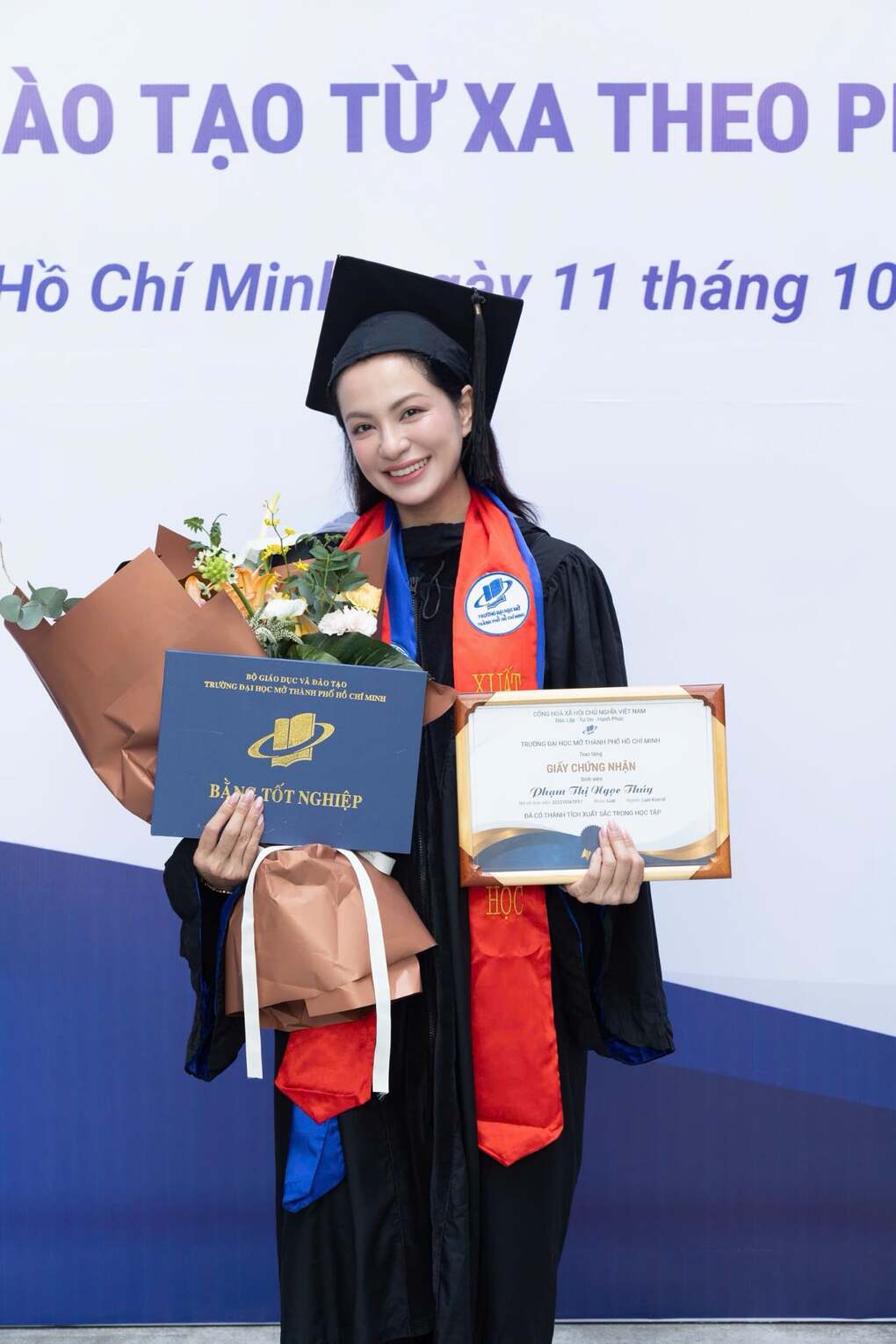 Ngọc Thúy nhận bằng tốt nghiệp hệ cử nhân đào tạo từ xa theo hình thức trực tuyến của Trường Đại học Mở TP HCM, hôm 11/10. Ảnh: Nhân vật cung cấp
