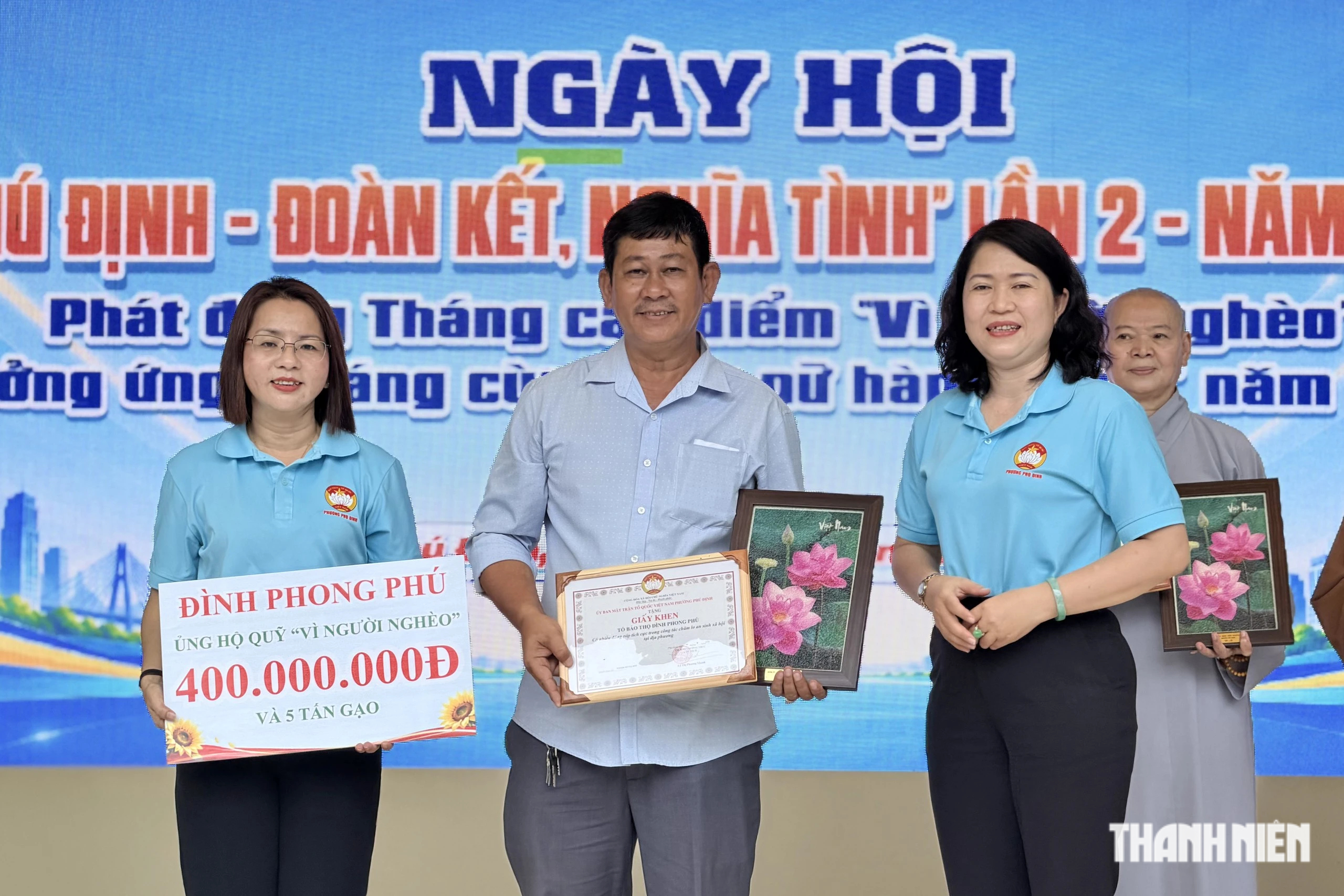 Đình Phong Phú ủng hộ Quỹ vì người nghèo phường Phú Định 400 triệu đồng và 5 tấn gạo