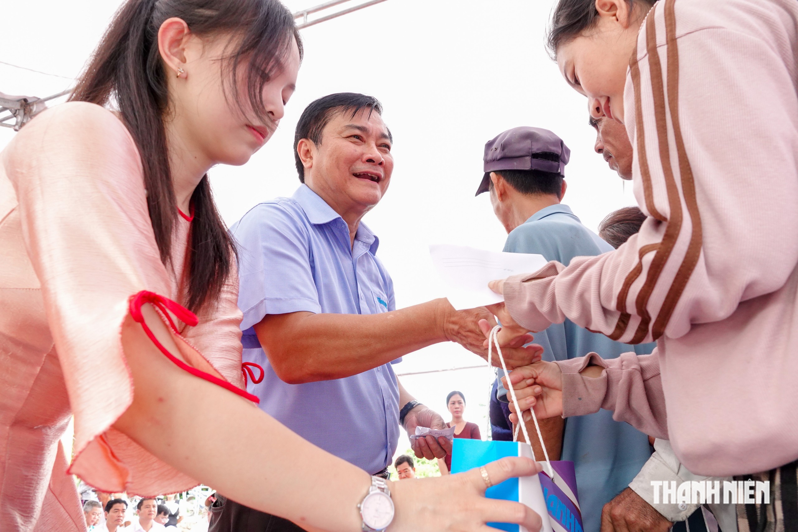 Nhà báo Nguyễn Ngọc Toàn, Tổng biên tập Báo Thanh Niên trao quà đến các hộ dân