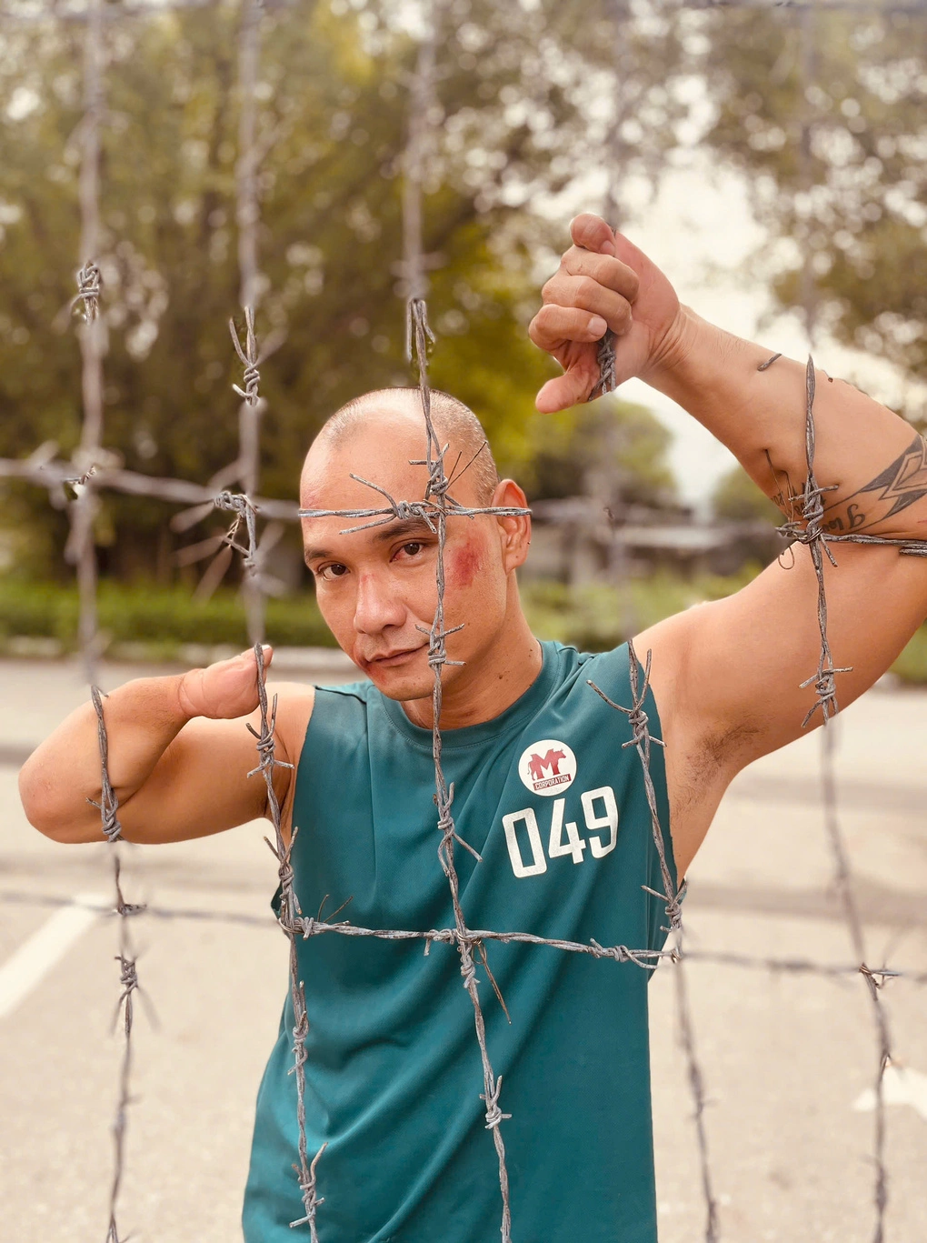 "Kình ngư không chân" Nguyễn Hồng Lợi trên phim trường "Trại buôn người", anh cao 1,1 m. Ảnh: Nhân vật cung cấp