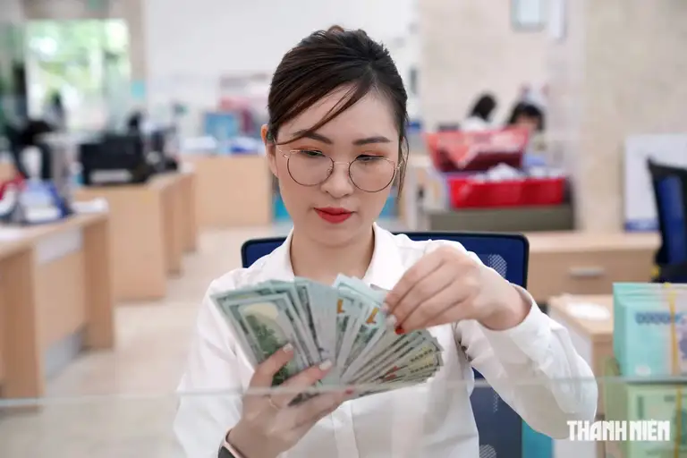 Ngân hàng thương mại giảm nhẹ giá USD