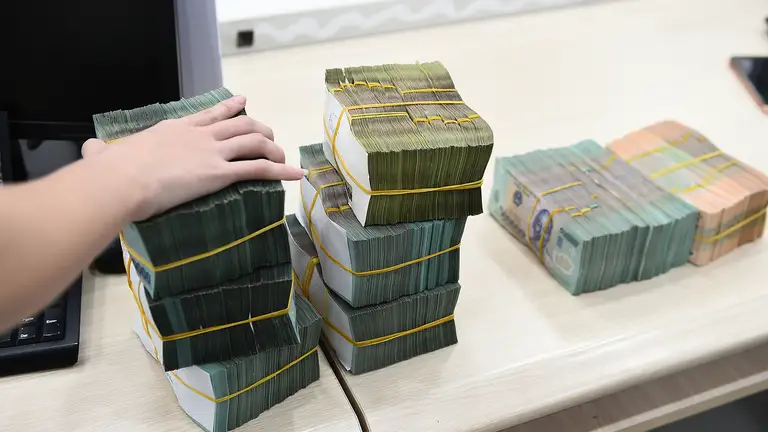 Một ngân hàng phát hành trái phiếu lãi suất 10%