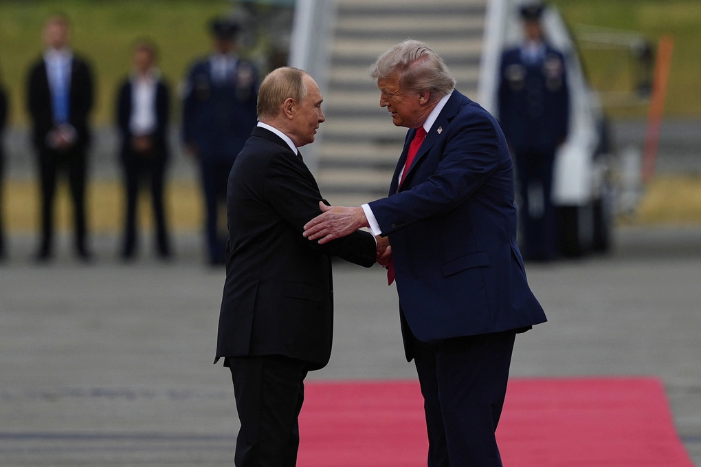 Tổng thống Trump (phải) đón tiếp Tổng thống Putin tại Alaska hồi tháng 8/2025. Ảnh: AP