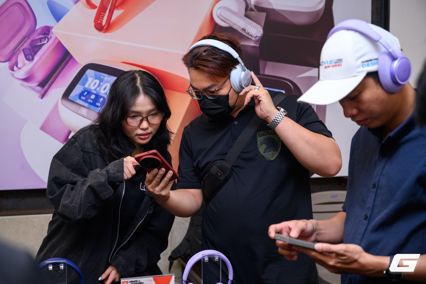JBL hoàn thiện Live 4 Series tại Việt Nam với Live Beam 4: tai nghe true wireless có màn hình cảm ứng trên hộp sạc - Ảnh 4.