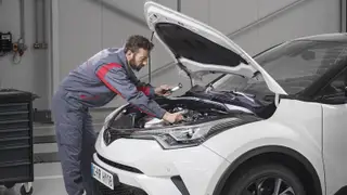 Khó khăn lớn nhất có thể không phải là tăng cường bảo mật, mà là làm sao đảm bảo cho chiếc xe đủ an toàn để khó bị hack, đồng thời phải đủ dễ dàng để sửa chữa. Ảnh: Đại lý Toyota