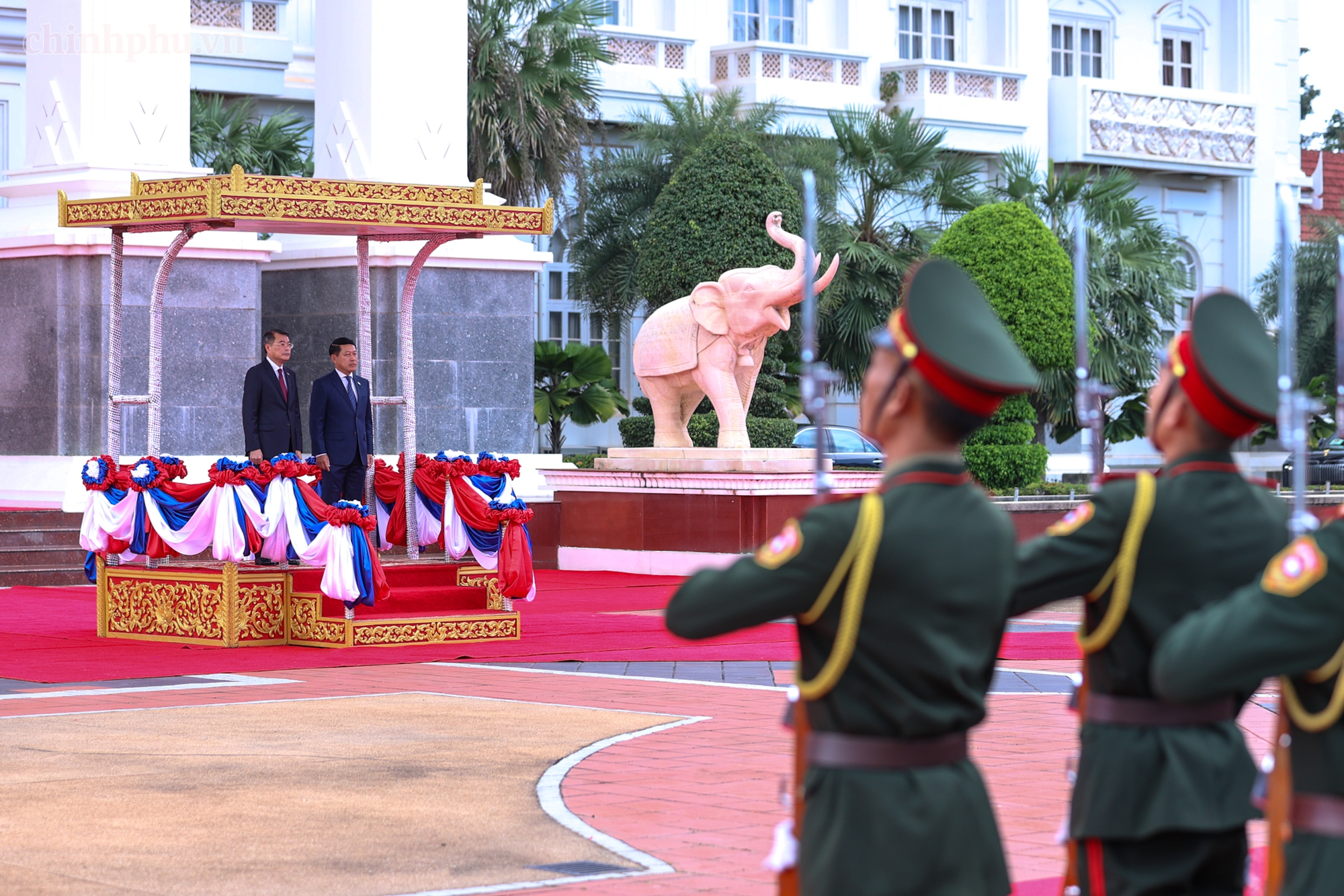 Hai nhà lãnh đạo tại vị trí danh dự - Ảnh: CHINHPHU.VN