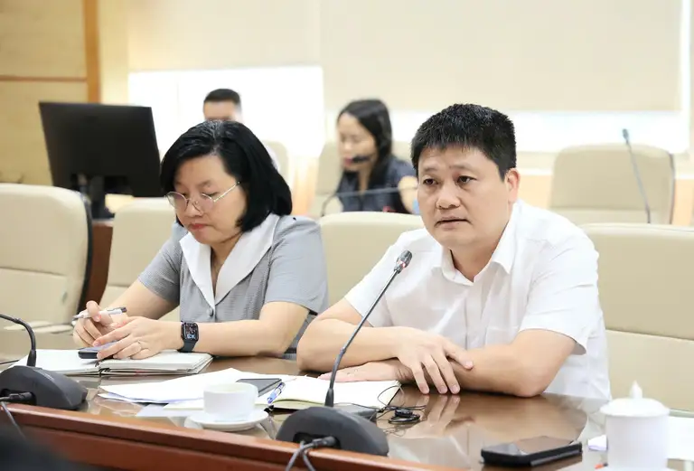 Các đại biểu trao đổi. Ảnh: Trần Minh