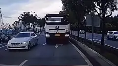 Tài xế bị phạt vì bấm còi dồn dập uy hiếp tài xế khác