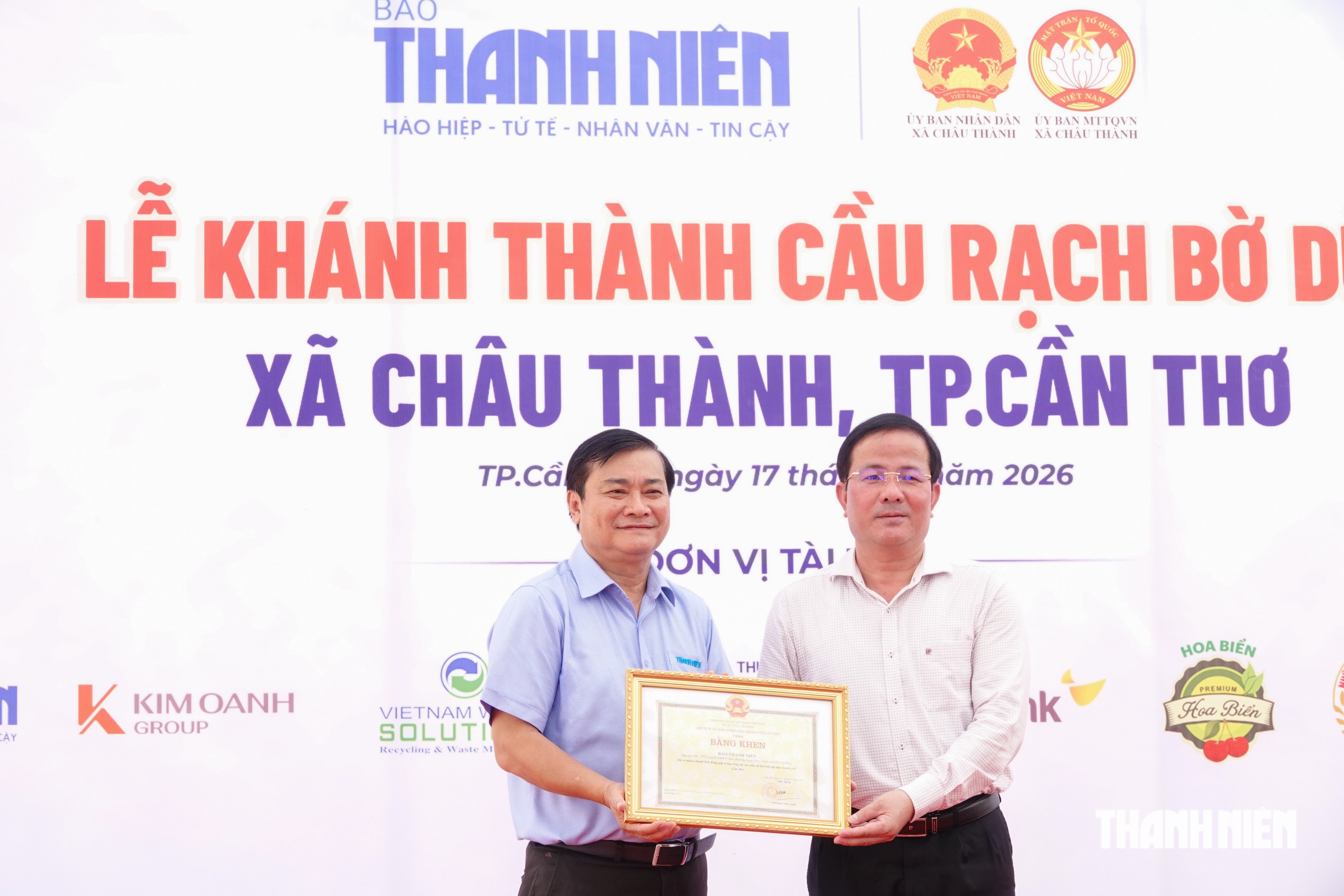 Phó bí thư Thành ủy Cần Thơ Trần Văn Huyến trao bằng khen đến Báo Thanh Niên