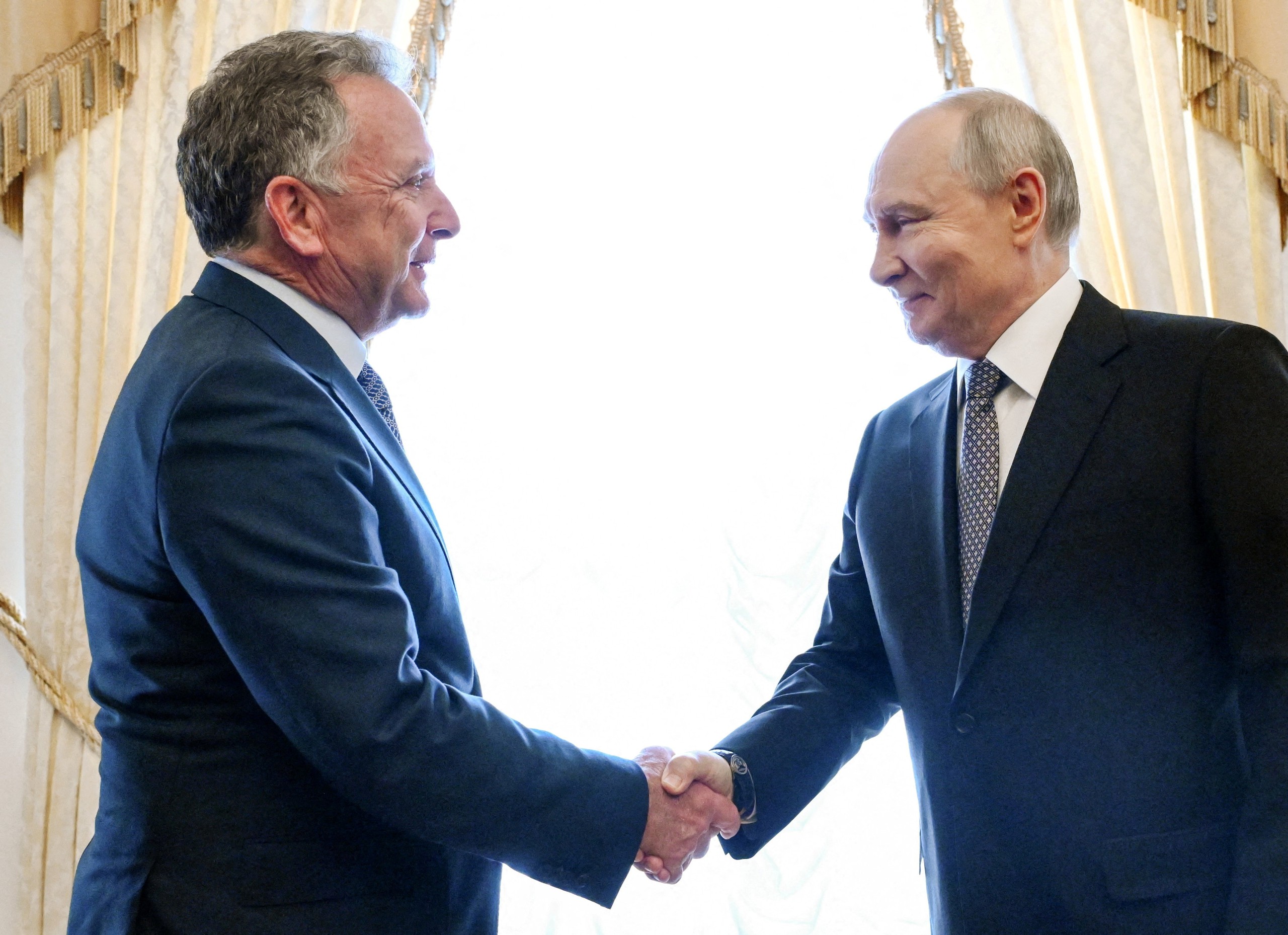 Tổng thống Nga Vladimir Putin (bên phải) bắt tay Đặc phái viên Mỹ Steve Witkoff trong cuộc gặp tại Cung điện Konstantinovsky ở thành phố St. Petersburg, Nga ngày 21-10-2026 - Ảnh: REUTERS