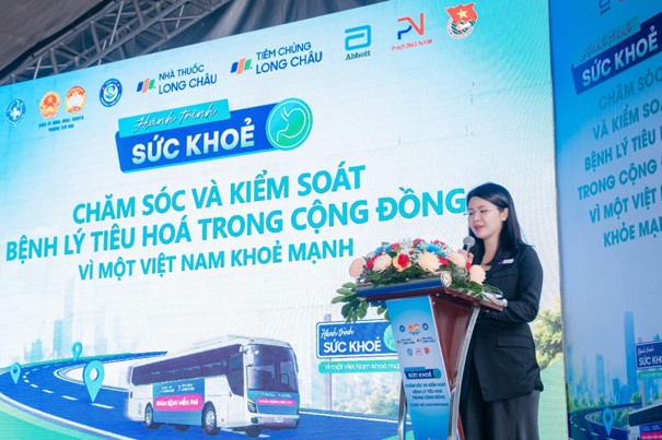 Đại diện Hệ thống Nhà thuốc và Tiêm chủng Long Châu chia sẻ về hành trình đưa các dịch vụ chăm sóc sức khỏe thiết yếu đến gần hơn với người dân - Ảnh: Hoàng Khánh