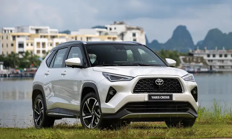 Với 920 xe bán ra trong tháng 8.2026, giảm 861 xe so với tháng trước đó, Toyota Yaris Cross rơi xuống vị trí thứ ba trong danh sách ô tô động cơ xăng, dầu bán chạy nhất Việt Nam tháng 8 vừa qua. Kiểu dáng hiện đại, đồng thời có thêm lựa chọn với bản hybrid tiết kiệm xăng là yếu tố giúp Yaris Cross tạo sức hút. Mẫu xe này hiện đang được phân phối tại Việt Nam 2 phiên bản, giá bán từ 650 - 728 triệu đồng