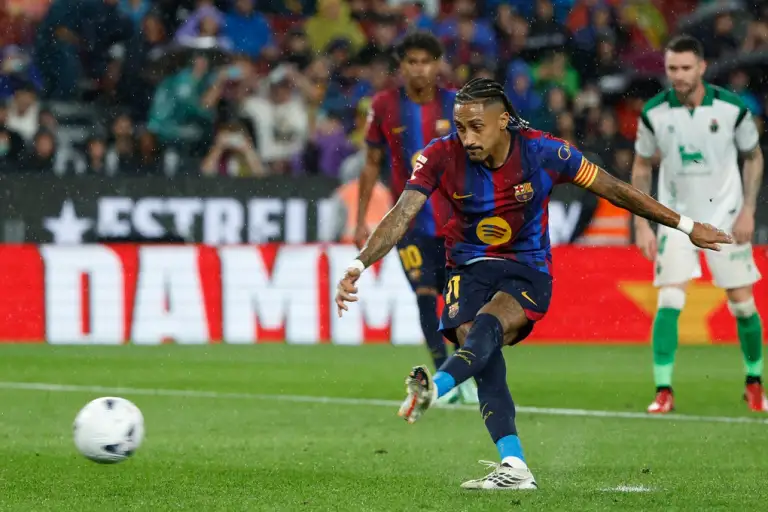 Raphinha sút phạt đền ghi bàn thứ năm cho Barca trong trận gặp Racing Santander trên sân Camp Nou, thành phố Barcelona ngày 16/9/2026. Ảnh: AP