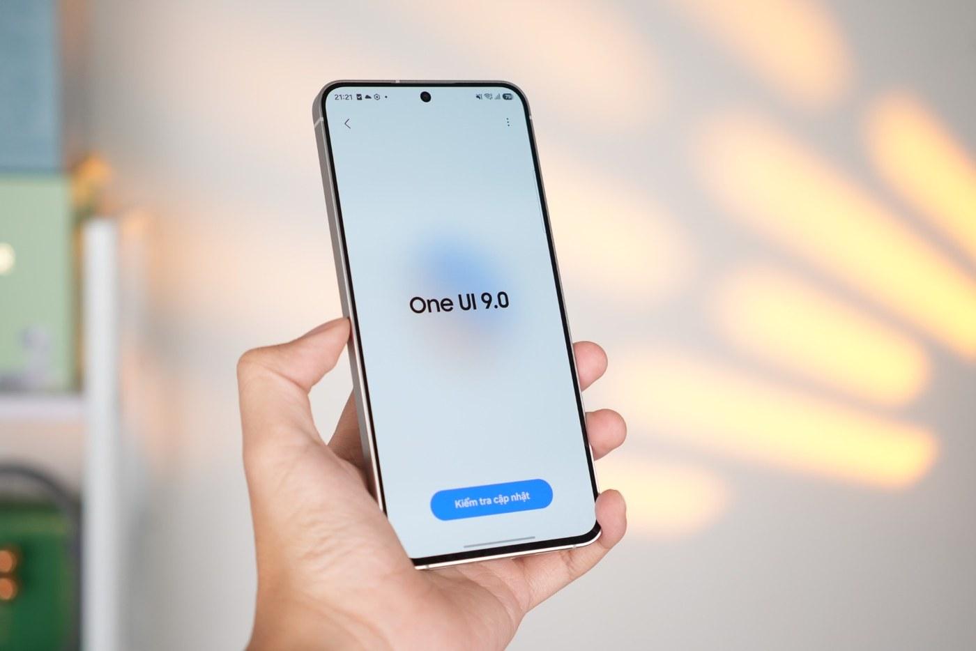 Máy rời hộp đã chạy sẵn One UI 9, người dùng không phải chờ một đợt triển khai nào.