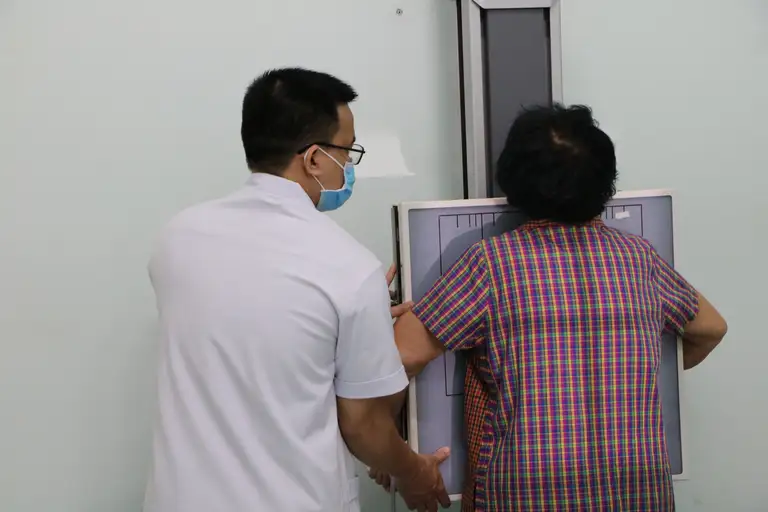 Người dân được chụp X-quang miễn phí trong chương trình khám sức khỏe toàn dân - Ảnh: THU HIẾN