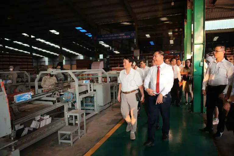 Các chuyên gia, nhà khoa học đến thăm Gốm Đất Việt - mô hình doanh nghiệp khoa và học công nghệ tiêu biểu của Quảng Ninh. Ảnh: Lê Minh