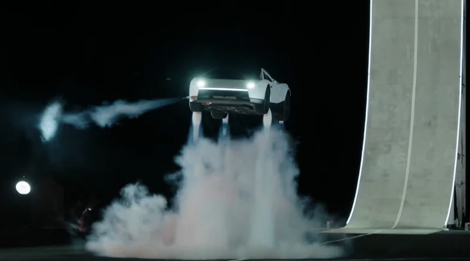 Để thực hiện những pha phóng xe ngoạn mục như những gì Tesla Roadster đã trình diễn trong buổi ra mắt mới đây, người mua phải cần ít nhất phiên bản "Thrust"