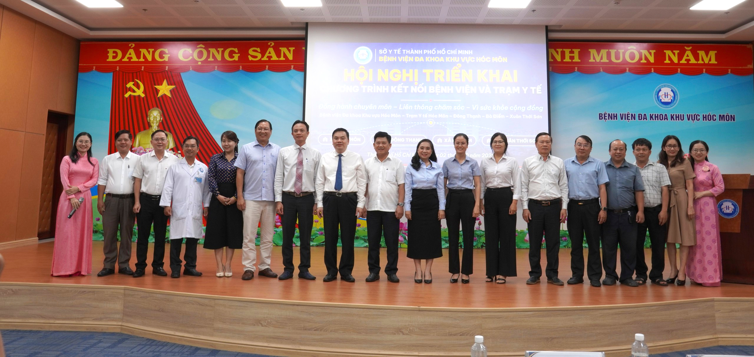 Bệnh viện Đa khoa khu vực Hóc Môn cùng lãnh đạo 4 trạm y tế và lãnh đạo UBND 4 xã Hóc Môn, Bà Điểm, Đông Thạnh, Xuân Thới Sơn tại hội nghị - Ảnh: XUÂN MAI