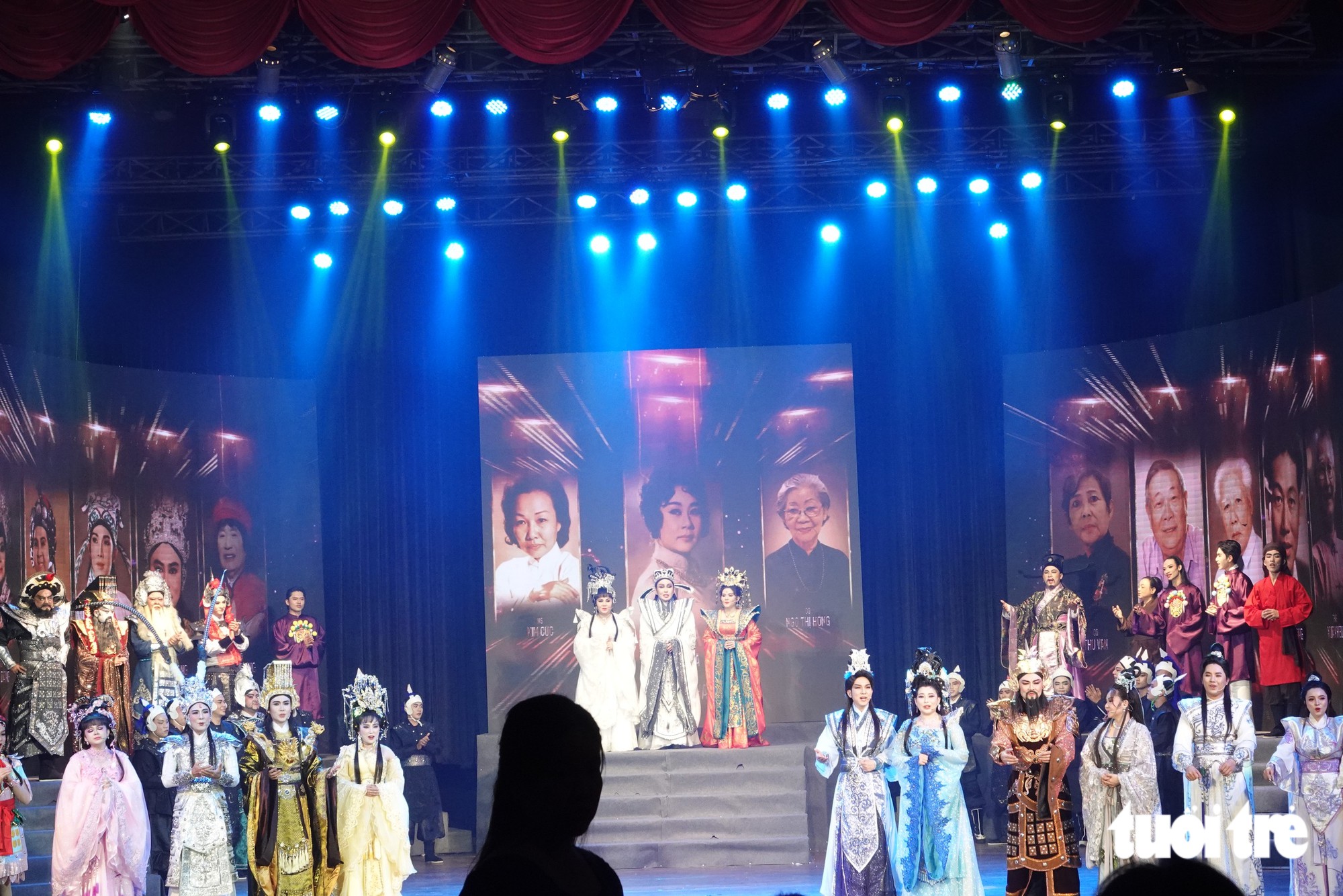 Hình ảnh những người thầy được chiếu cuối liveshow Không phai của Kim Tử Long - Ảnh: LINH ĐOAN