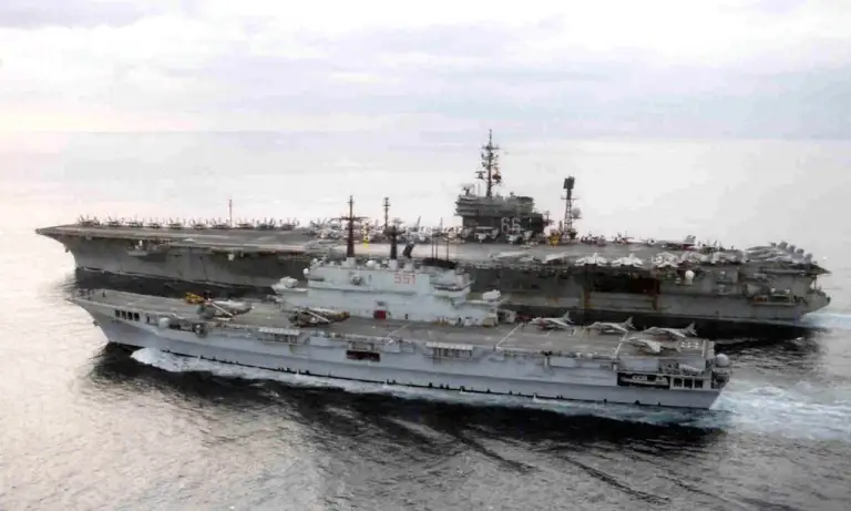 Chiến hạm Giuseppe Garibaldi (trước) và tàu sân bay USS America ngoài khơi Croatia tháng 1/1996. Ảnh: US Navy