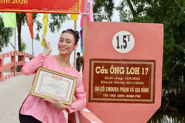 Chia sẻ về lý do gia đình lựa chọn gắn bó với các dự án xây cầu dân sinh trong nhiều năm qua, "bông hồng lai" cho biết tất cả bắt đầu từ những lần theo dõi tin tức về bão lũ và cuộc sống của người dân ở các vùng quê còn nhiều khó khăn. Nhiều nơi chỉ thiếu một cây cầu kiên cố nhưng lại ảnh hưởng đến việc đến trường của trẻ em, việc đi chợ, vận chuyển nông sản cũng như sự kết nối giữa hai bờ sông. Khi có một cây cầu không chỉ giúp nối hai bờ sông mà còn mở ra nhiều cơ hội cho cả cộng đồng, mang đến niềm hy vọng về một cuộc sống tốt đẹp hơn