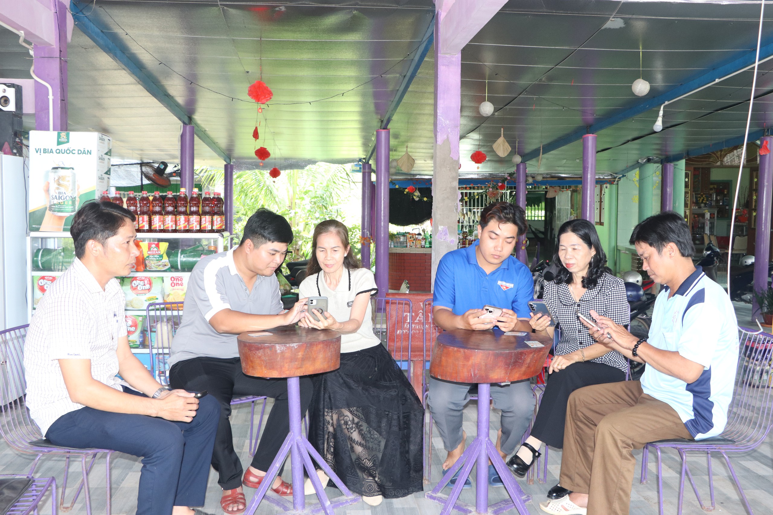 Hướng dẫn người dân sử dụng điện thoại thông minh, đưa kỹ năng số vào đời sống hằng ngày
