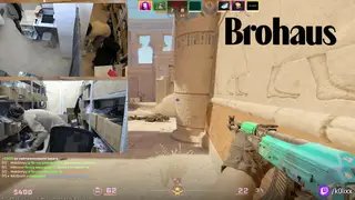 Giữa phiên livestream, anh chàng phải AFK để đi tiếp khách - GIF cắt từ clip.