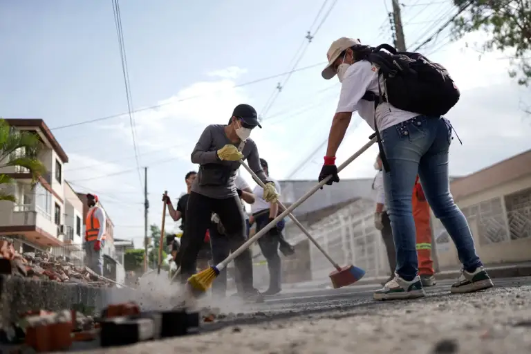 Người dân và các tình nguyện viên dọn dẹp khu phố sau động đất ở Cali, Colombia, ngày 15/8. Ảnh: Reuters