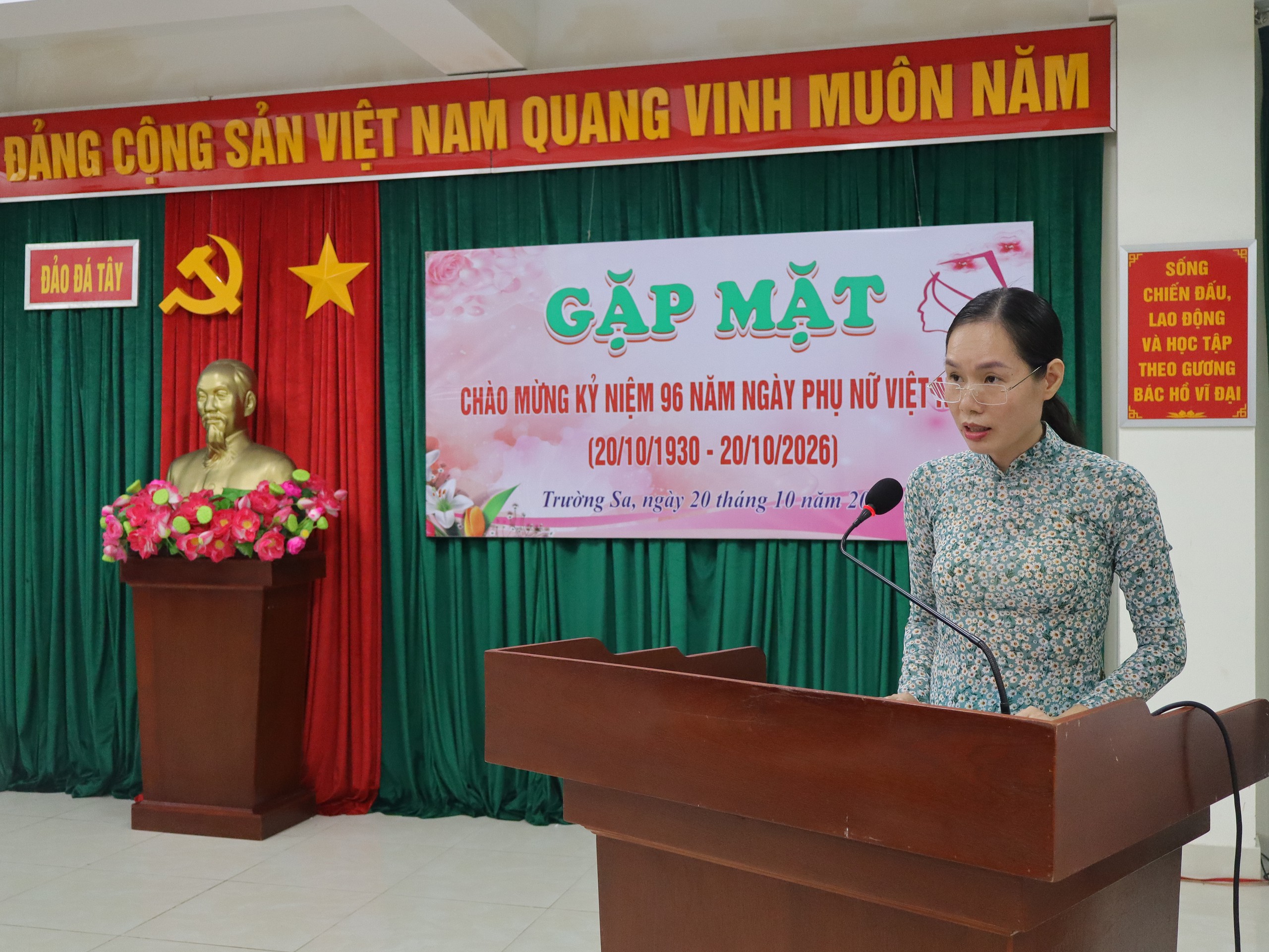 Phụ nữ đảo Đá Tây ôn lại truyền thống của Phụ nữ Việt Nam. Ảnh: Thành Vũ.